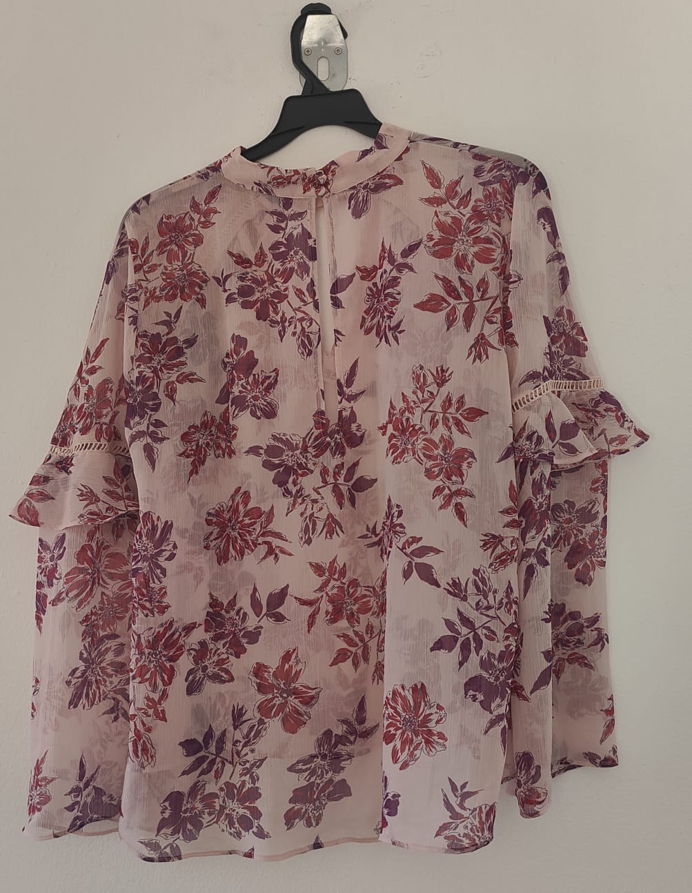 Blusa Floral Elegante para Mujer con Volantes – Express – Talla L/G